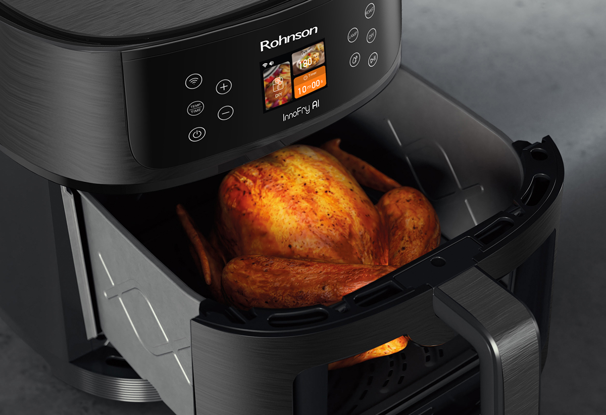 Παρουσιάζει ένα ολόκληρο κοτόπουλο μαγειρεμένο